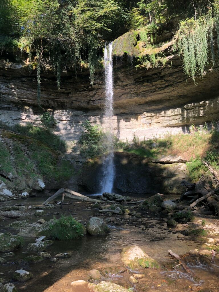 Wasserfall auf dem Kulturweg bei Romainmôtier