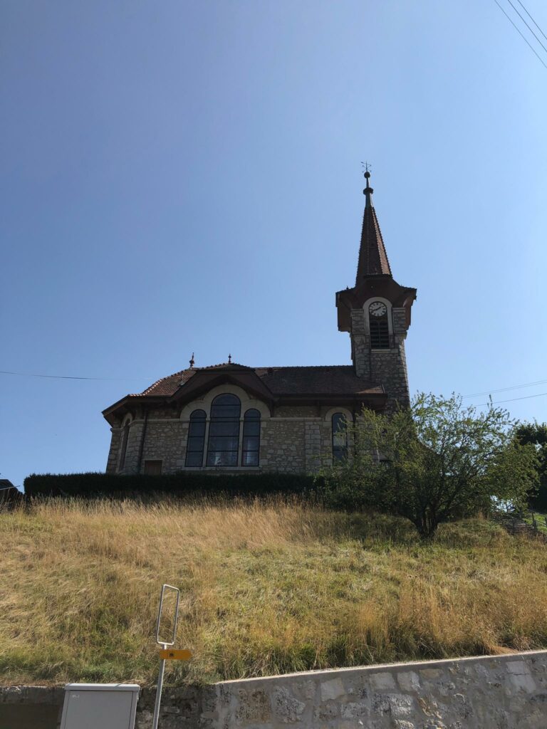 typische Kirche der Region Romainmôtier
