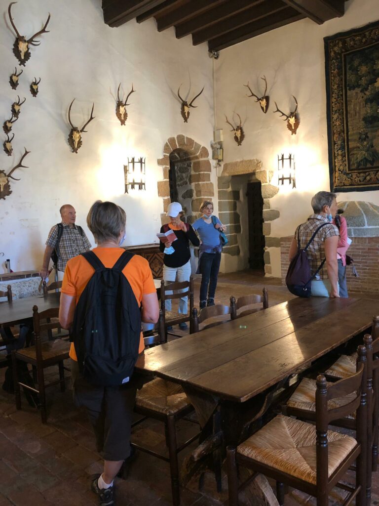 im Speisesaal warten wir vergeblich auf eine köstliche Mahlzeit.