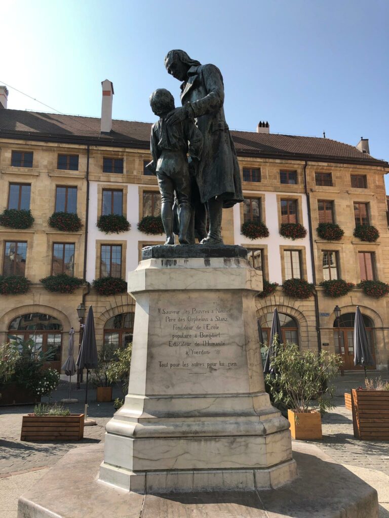 Pestalozzi-Statue in der Altstadt von Yverdon