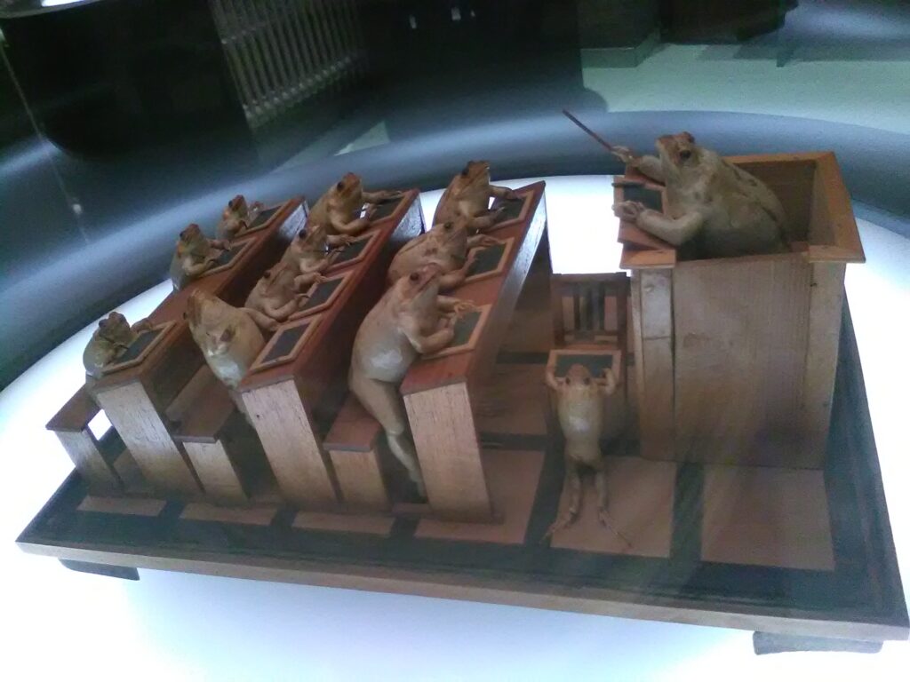 im Froschmuseum in Estavayer-le-Lac: Die Frösche mit Schiefertafeln drücken die Schulbank.