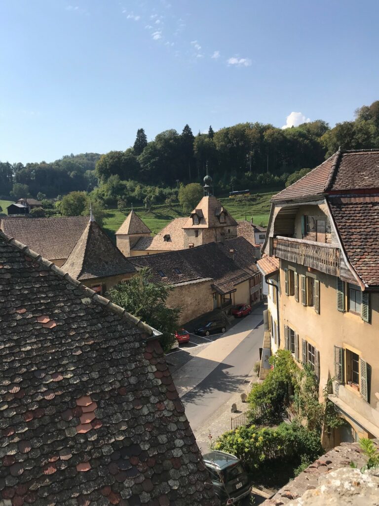 Blick vom oberen Dorfteil auf Romainmôtier