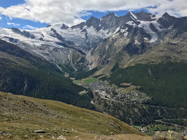 Saas-Fee mit Blick auf die Mischabelkette