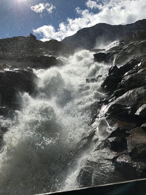 tosender Gletscherbach beim Stausee