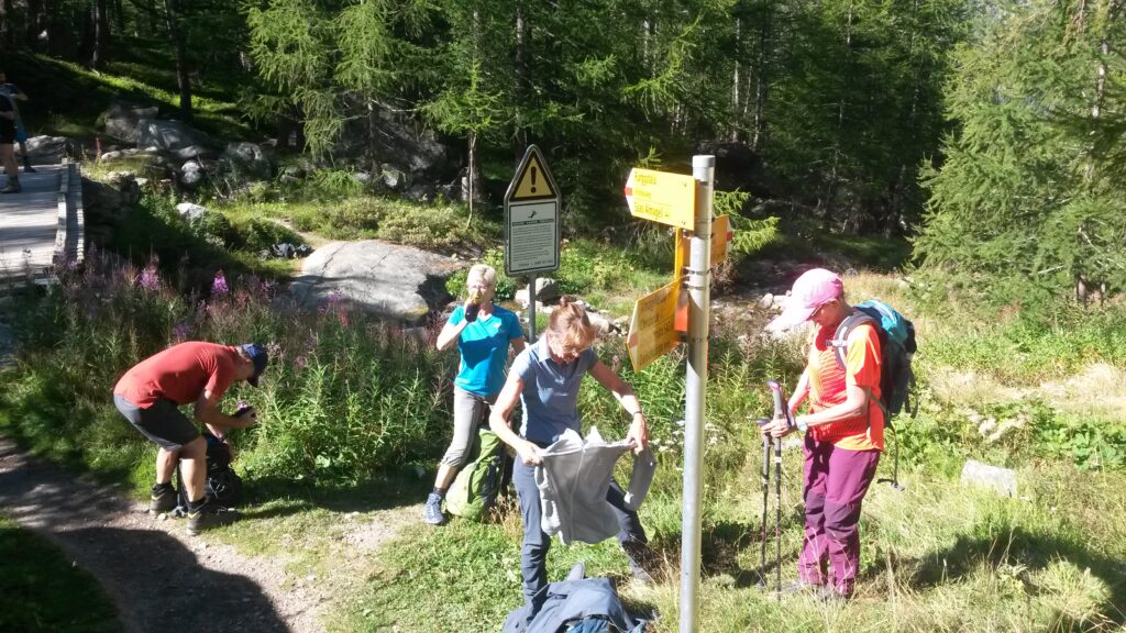 Tenüerleichterung in der wärmenden Sonne auf dem Weg zur Almagelleralp