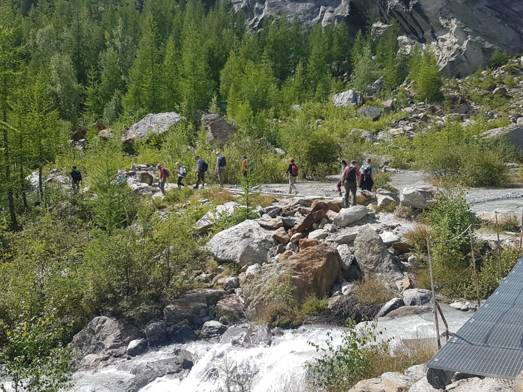 unaufhaltsam fliesst das Eiswasser Richtung Gletschersee