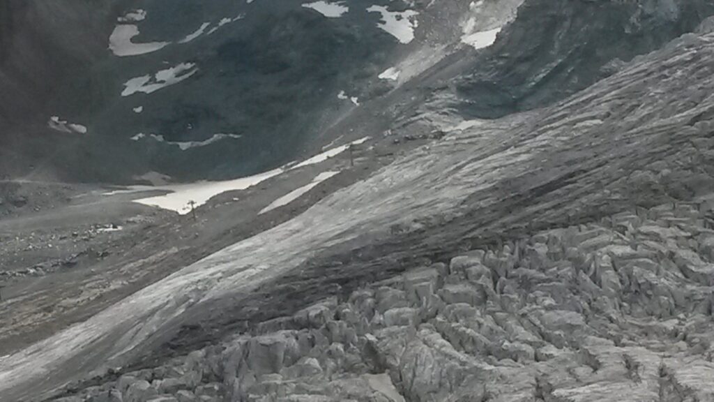 stilles Eis unter regenverhangenem Himmel