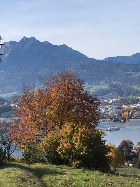 Alpenpanorama-Weg mit Blick über den Vierwaldstättersee Richtung Pilatus