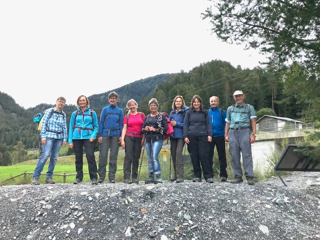 Die Wandergruppe ist beeindruckt von diesem wilden Naturspektakel.