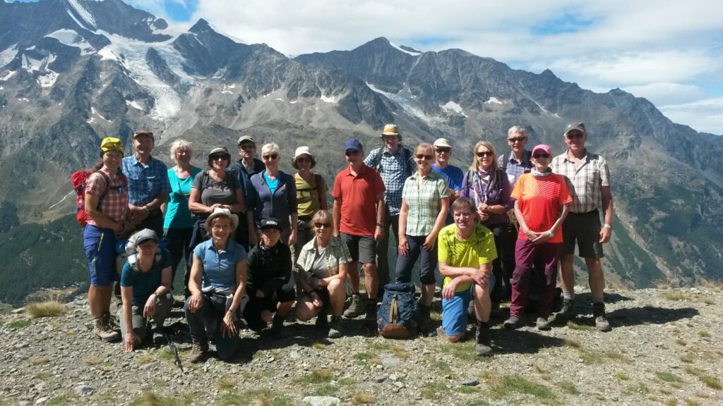 Gruppenfoto mit Wanderleiter Daniel Supersaxo aus Saas-Fee