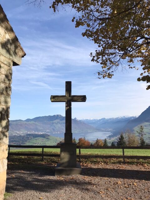 Blick vom Michaelskreuz Richtung Zugersee und Berge