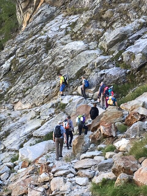 auf dem steinigen Wanderweg Richtung Kreuzboden