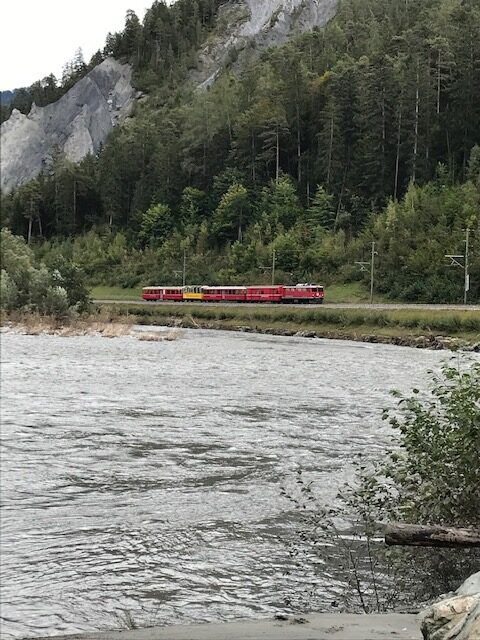 am Vorderrhein mit Blick zur RHB