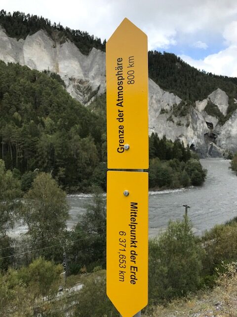 zum Mittelpunkt der Erde oder doch lieber zur Grenze der Atmosphäre?