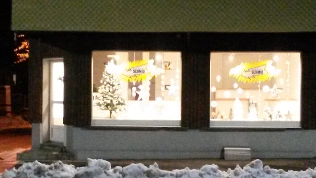 weihnächtlich geschmücktes Schaufenster - 11.12.2020