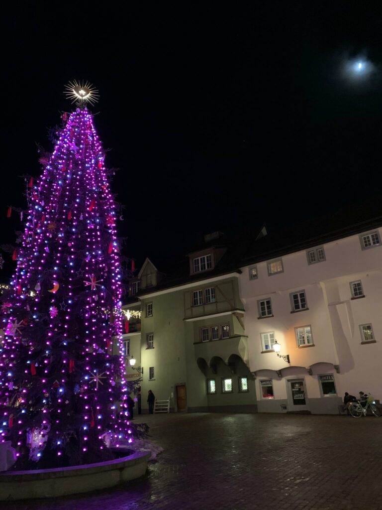 lichterfüllter Christbaum am Arcas in der Churer Altstadt - Judith, 22.12.2020