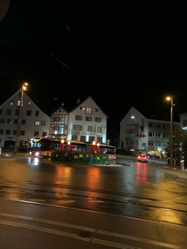 Adventskranz am Churer-Kreisel mit Figuren aus Legosteinen - Judith, 22.12.2020