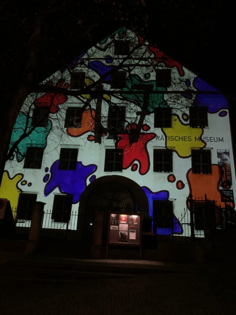Projektion von Adventsbildern an der Hausfassade des Rätischen Museums in Chur - Judith, 22.12.2020
