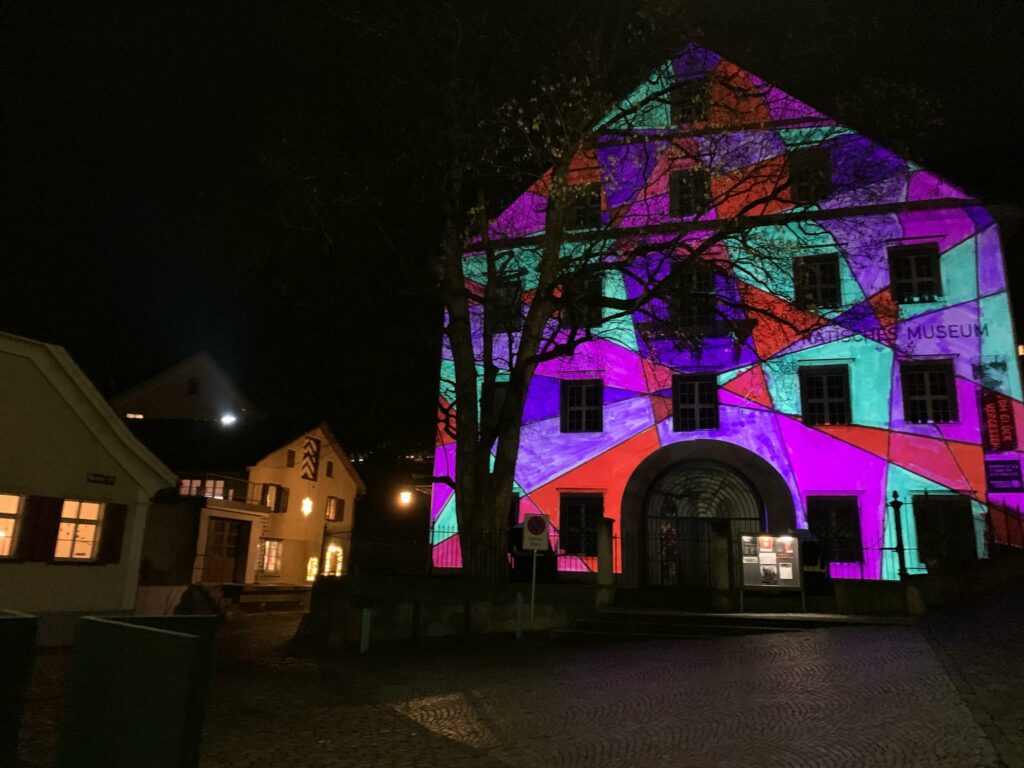 erleuchtete Hausfassade des Rätischen Museums in Chur - Judith, 22.12.2020