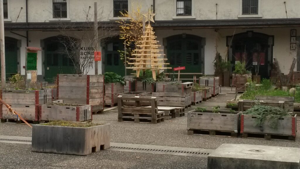 vor dem Kunst(Zeug)Haus in Rapperswil-Jona