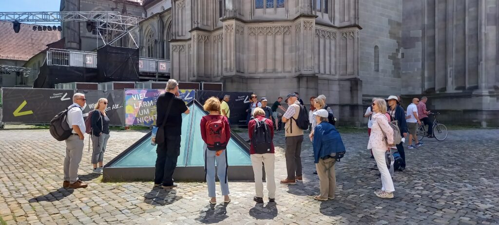 auf dem Münsterplatz vor der Glaspyramide mit Einsicht in die römische Kastellruine - 03.07.2021