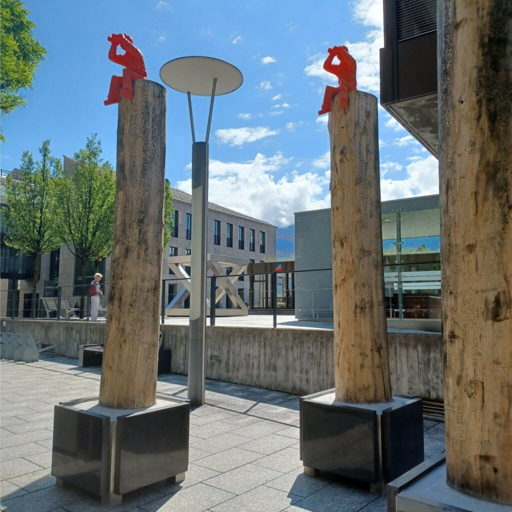 Deko-Figuren auf Holzsäulen - 09.07.2021