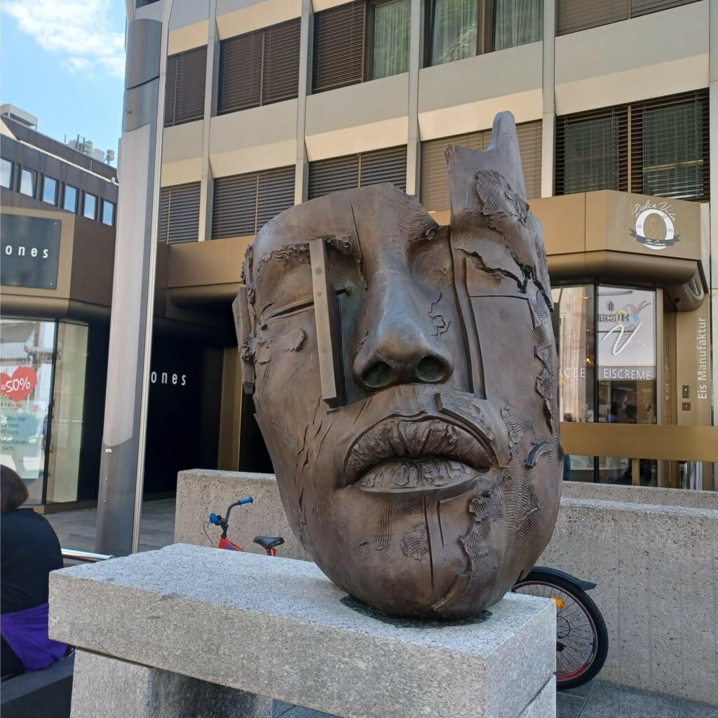 Holzskulptur vor dem Kunstmuseum - 09.07.2021