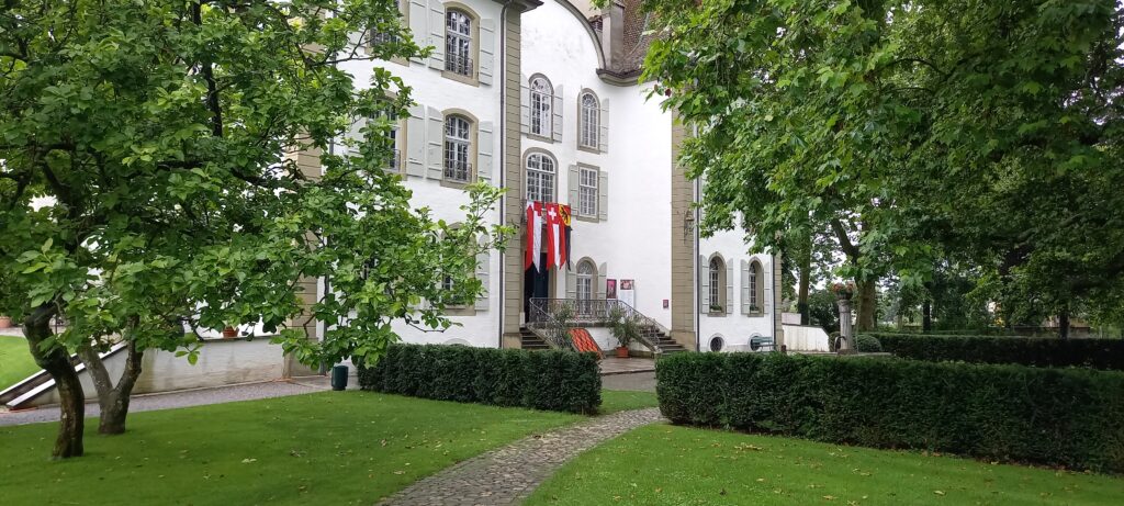 gehisste Fahnen zum Nationalfeiertag an der Schlossfassade - 01.08.2021