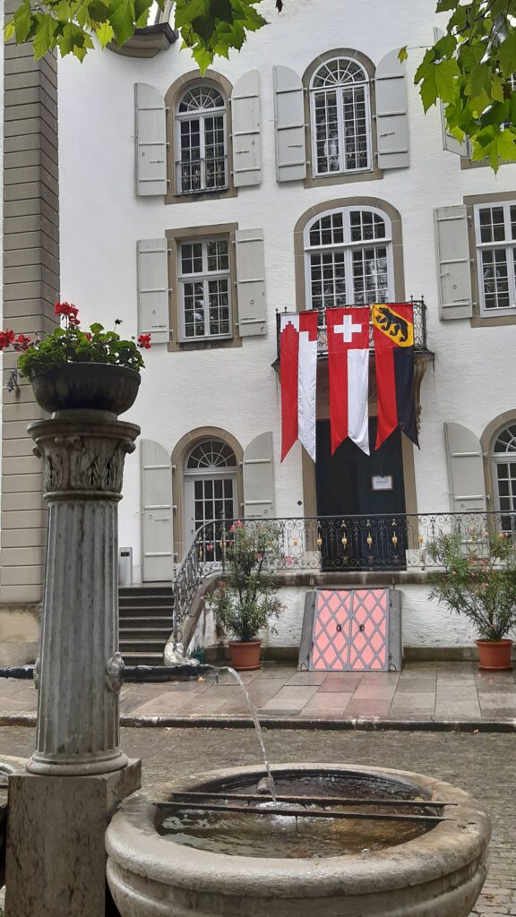Schloss Jegenstorf, gehisste Fahnen zum Nationalfeiertag - 01.08.2021