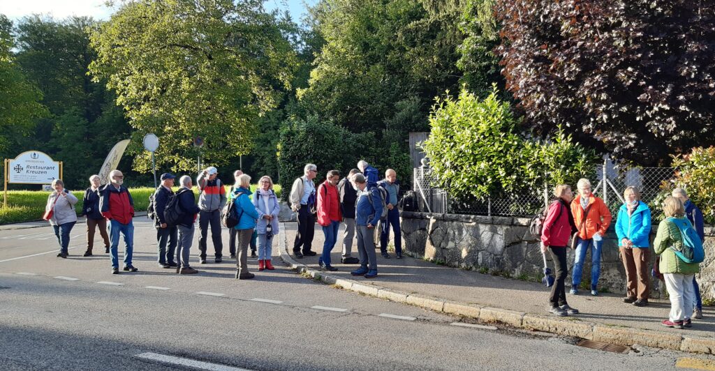 Warten an der Bushaltestelle Rüttenen, Grünegg für die Fahrt nach Solothurn - 01.08.2021