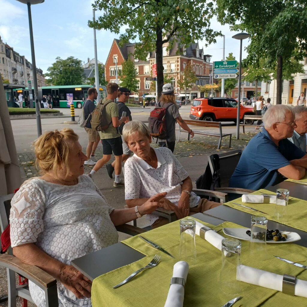 ...... noch spätsommerliche Abendtemperaturen beim Wettsteinplatz in Basel - 25.09.2021