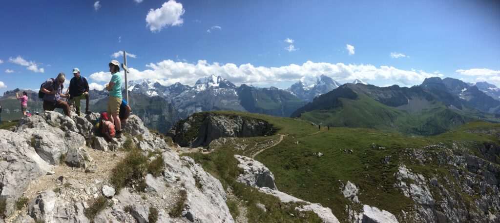 Blick vom Elsighorn in die umliegende Bergwelt - 11.08.2021
