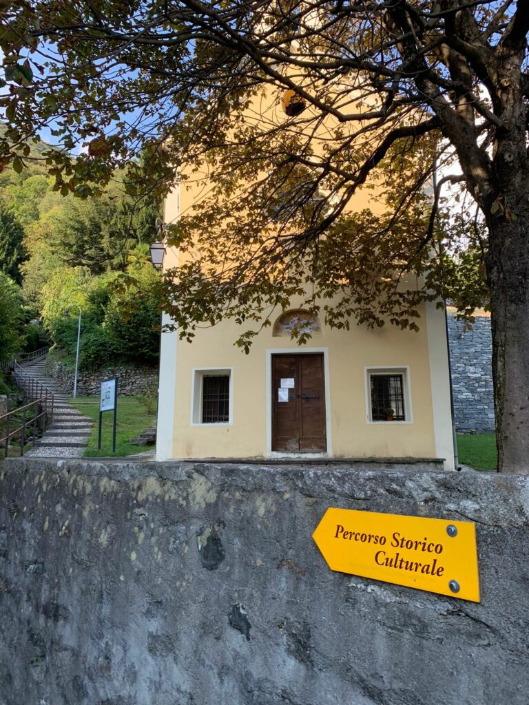 ..... weiter einer Steinmauer entlang - 11.09.2021