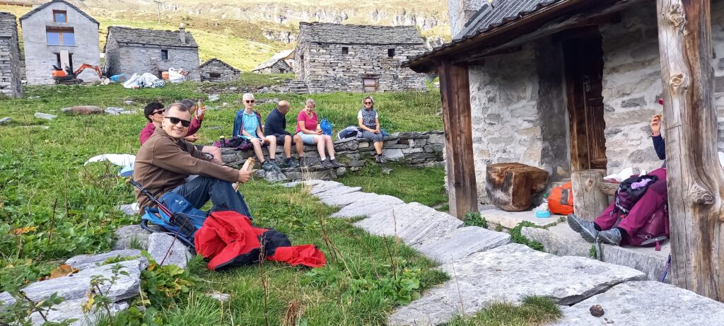 verdiente Mittagsrast auf der Grossalp, oberhalb Bosco Gurin 13.09.2021