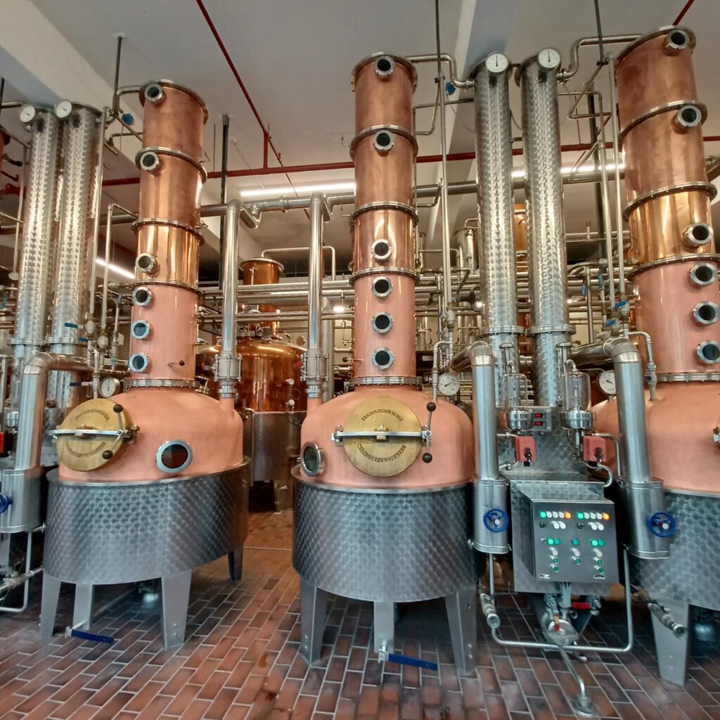 Imposante Brennkessel bestehend aus Heizung, Maischebehälter und hohem Distillationsrohr - 25.11.2021