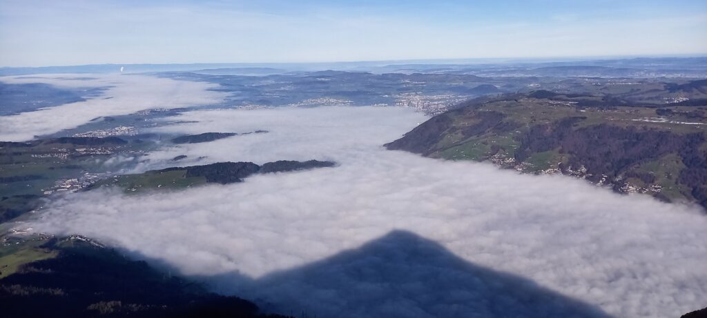 Schattenwurf auf dem Nebelmeer über dem Zugersee - 01.01.2022