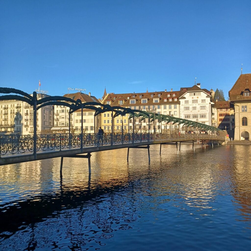 über den Rathaussteg von der Neustadt in die Altstadt Luzern - 31.12.2021