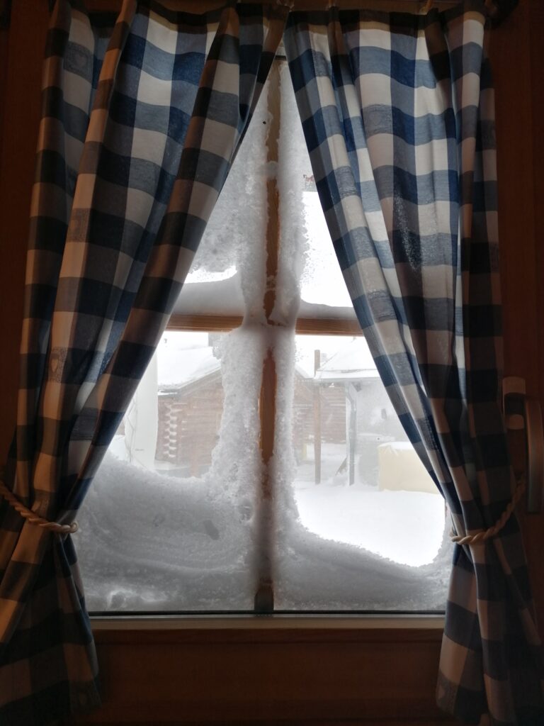 Blick aus dem Fenster zum unaufhörlichen Schneefall - 02.02.2022