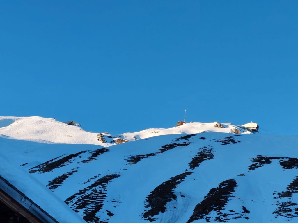 Blick zur Weisshorn-Bergstation - 04.02.2022