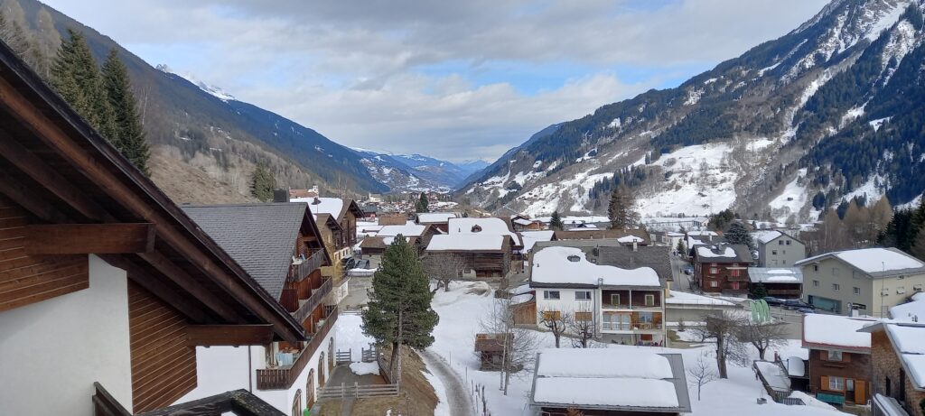 Disentis/Mustér, Blick vom Catrina Hotel Richtung Dorf - 20.02.2022