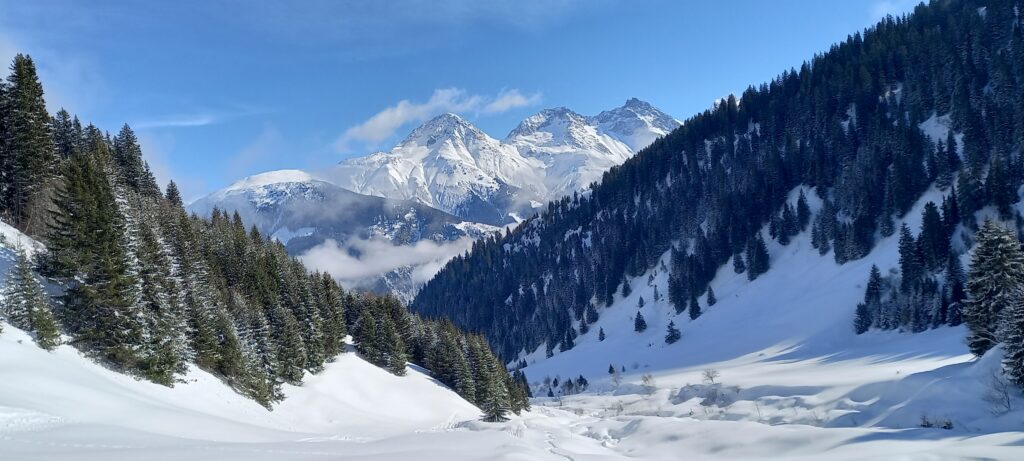 herrliches Bergpanorama auf der Schneeschuhtour - 22.02.2022