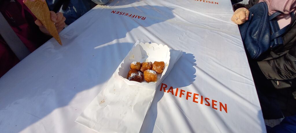 mit Vanillecrème gefüllte, knusprig gebackene Tortelli (Windbeutel) - 19.03.2022