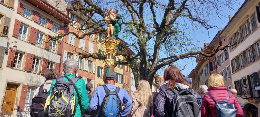 Wir lauschen den spannenden Erklärungen unserer Führerin zum Engelbrunnen - 26.03.2022