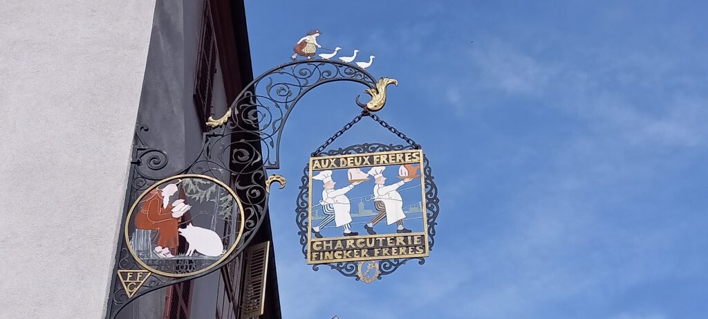 Wirtshausschild Aux deux Frères in Colmar - 20.05.2022