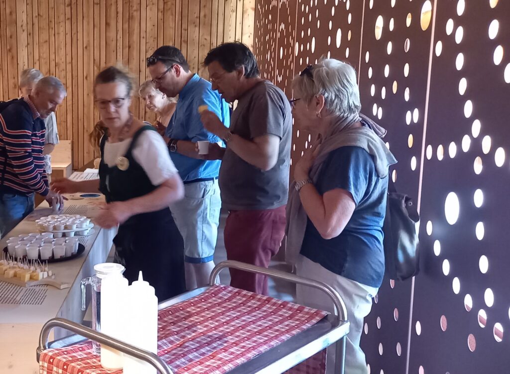 beim Degustieren des frischen Bibele-Käses mit Zucker und Kirsch - 21.05.2022