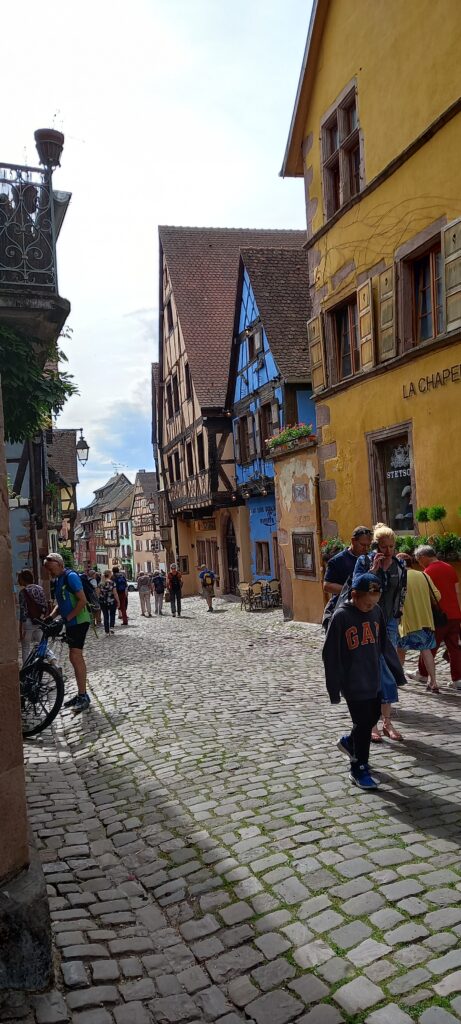 in den Häuserzeilen von Riquewihr - 22.05.2022