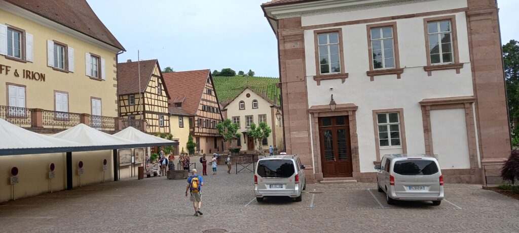 Wir warten auf unsere beiden Taxis - 22.05.2022