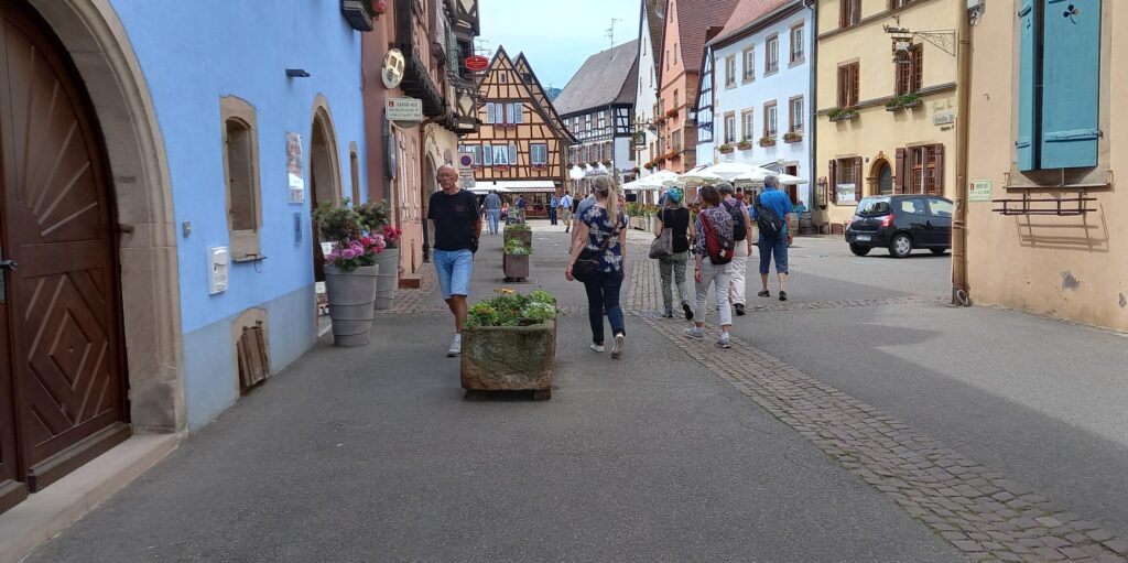 belebtes Turckheim am Sonntag Nachmittag - 22.05.2022
