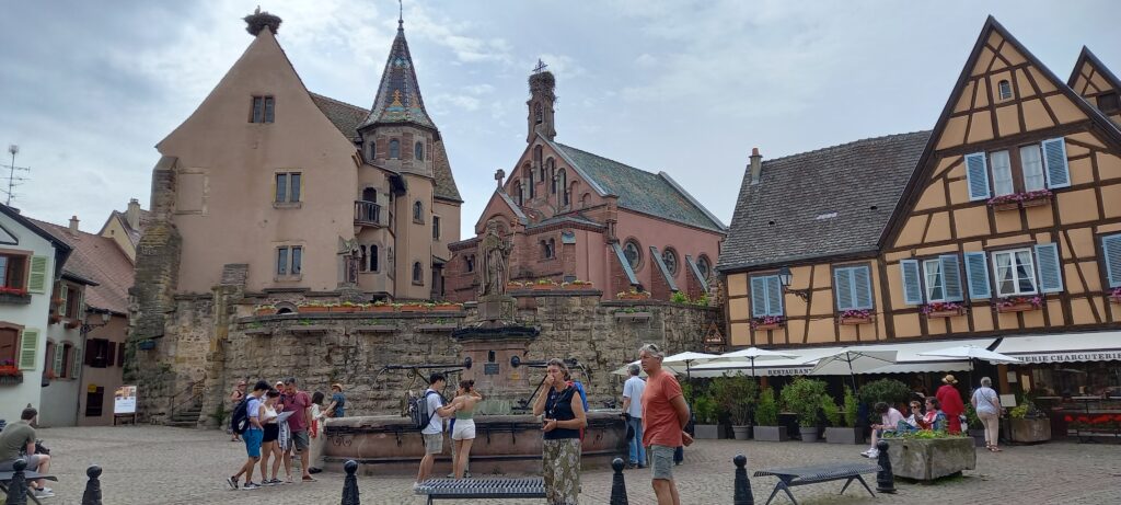 Hauptplatz in Eguisheim mit Kirche Saints-Pierre-et-Paul - 22.05.2022