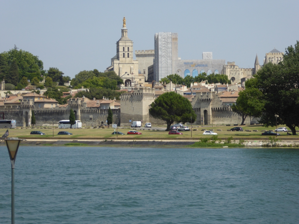 Die ehemalige Papststadt Avignon von der Rhone aus betrachtet. - 18.06.2022